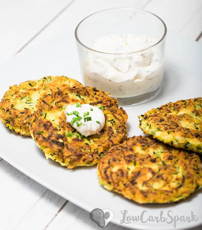 These zucchini fritters are extremely easy to make, low in carbs and family friendly. Keto zucchini pancakes that are delicious served warm with sour cream, fantastic for meal prep and the perfect snack for summer  Zucchini fritters are one of my favorite dishes, and I’ve been making them for years now. This recipe is slightly adapted from the classic recipe I used before keto. You’ll see that instead of flour I use coconut flour and xanthan gum.  