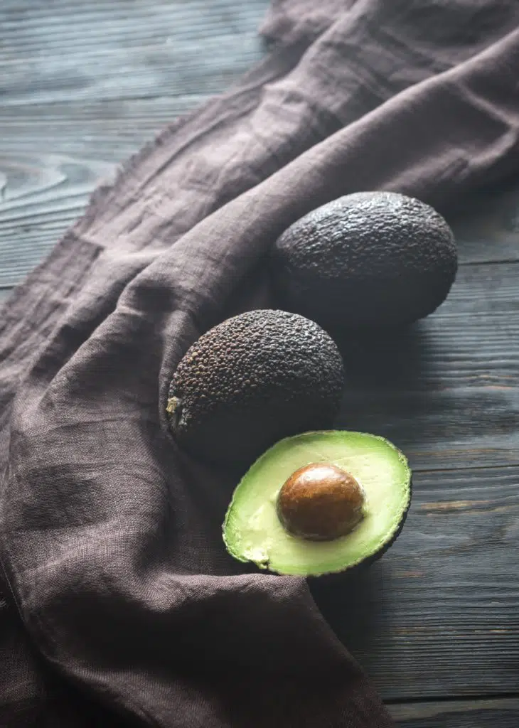 avocado variety: avocado hass cut in halt