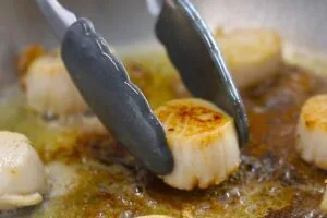 how to make Seared Scallops With Garlic Lemon Butter